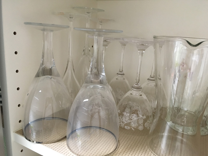 食器棚の中でのワイングラス・シャンパングラスの収納方法